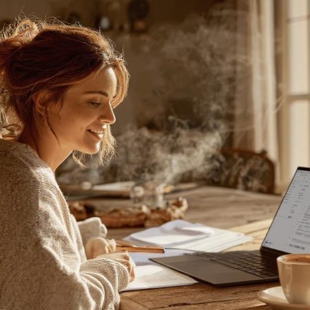 Como Criar um Ebook no Google Docs Grátis Mulher criando ebook no Google Docs grátis em um ambiente de trabalho, mostrando como criar ebook google docs grátis passo a passo.
