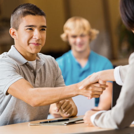 como conseguir emprego durante a universidade